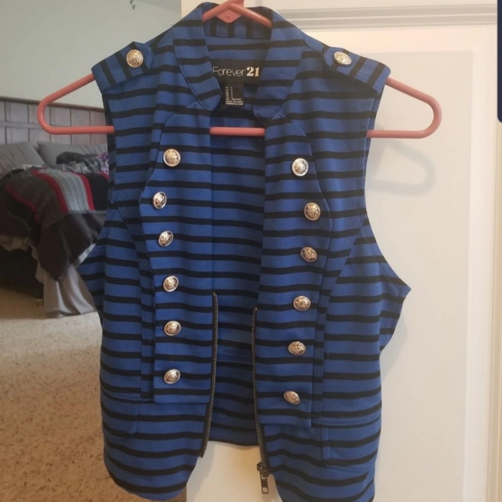 NWOT Forever 21 blue/black stripped crop vest